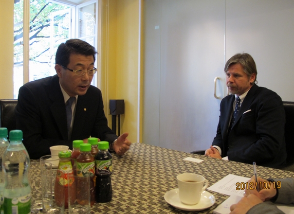 与波兰密茨凯维奇学院院长座谈