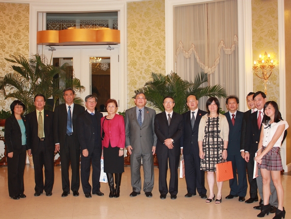 冯佐库副会长会见并宴请代表团