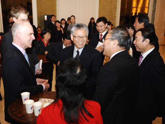 外交部副部长谢杭生、荷兰驻华大使贾高博与现场来宾热烈交谈