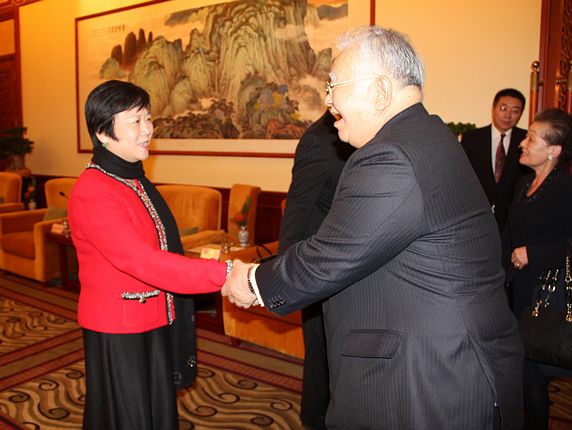 李小林会长与米仓亲切握手