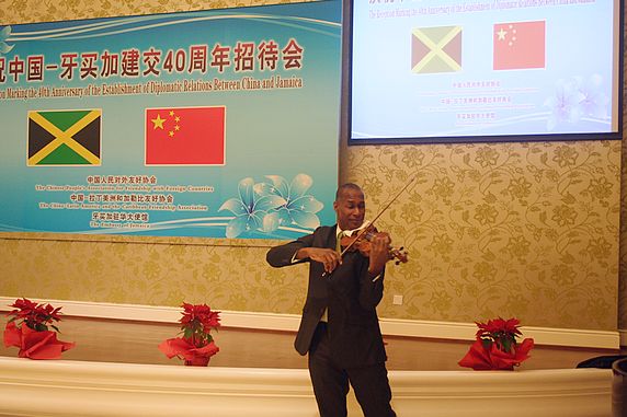 牙买加著名小提琴家史蒂文·伍德海姆演奏牙买加伦巴舞曲