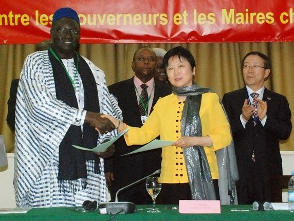 与塞内加尔地方政府领导人协会签署合作协议
