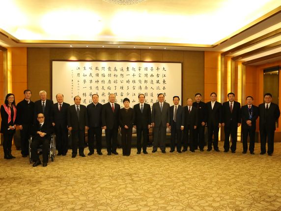 出席年会的党和国家现任或前任领导人