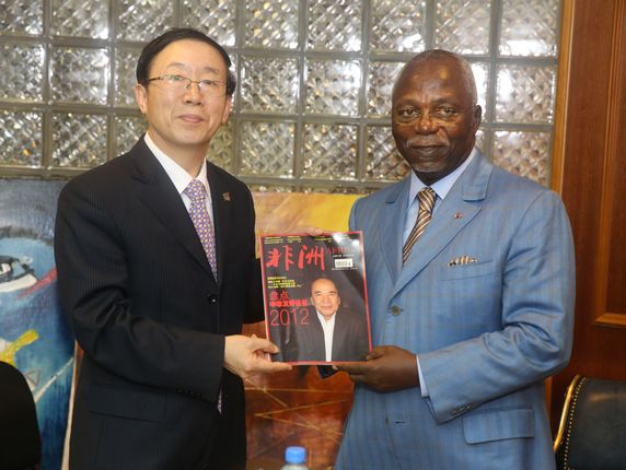 冯佐库副会长拜会加蓬议长居伊·恩祖巴·恩达马