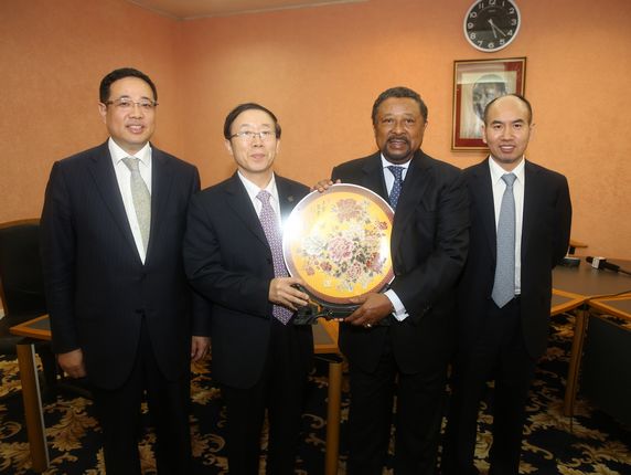 冯佐库副会长与前非盟主席让·平合影