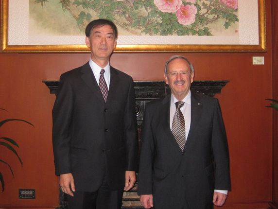 李建平副会长会见伯克莱特副议长
