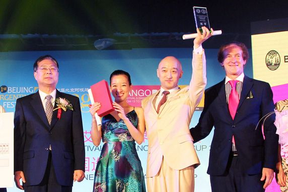 谢元副会长（左一）、阿根廷驻华大使（右一）与冠军（左二、右二）合影