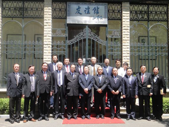 冯会长与代表团合影