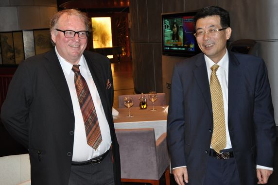 井顿泉副会长与舒马赫副部长愉快交谈