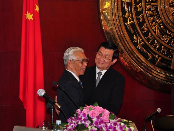 张晋创主席与张德维大使亲切握手