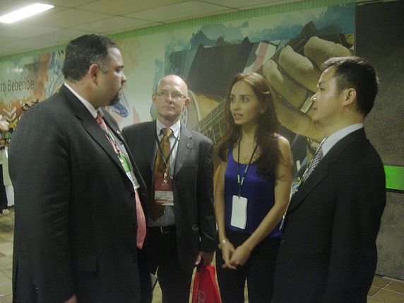 与巴西州立法会议联盟现任主席艾尔塔恭·雷奥和国际部主任劳利·吉什探讨未来合作