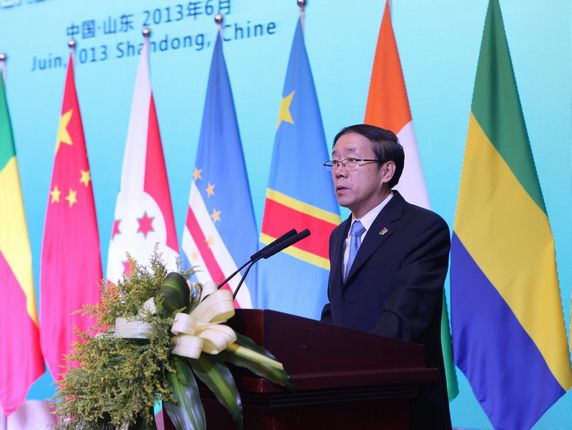 冯佐库副会长主持开幕式