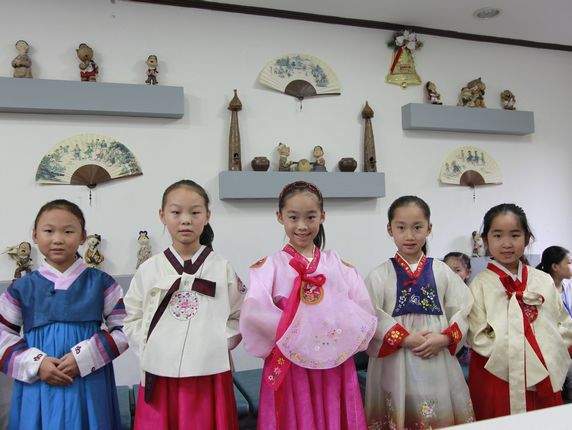 体验韩服的中国孩子