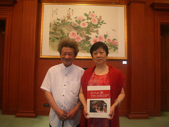 中国交响乐团附属少年及女子合唱团团长杨鸿年向李小林会长赠书