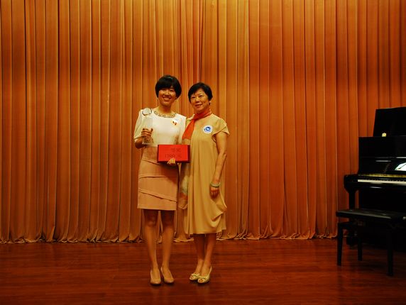 李小林会长颁发英语演讲比赛一等奖