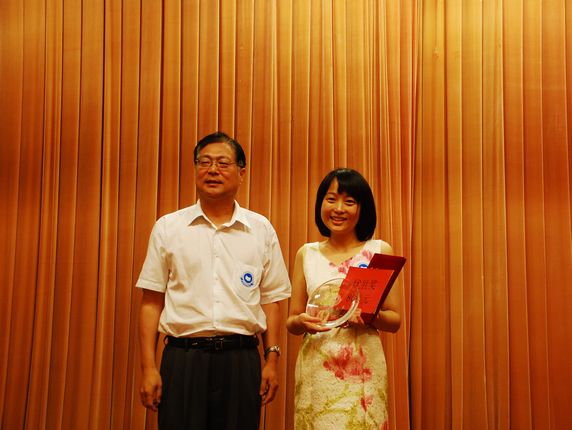 谢元副会长颁发英语笔译比赛（非专业组）优秀奖