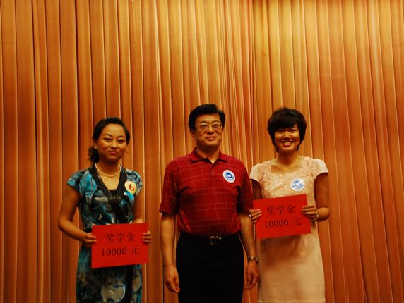 李希奎秘书长颁发奖学金