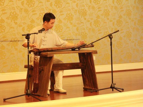古琴师表演