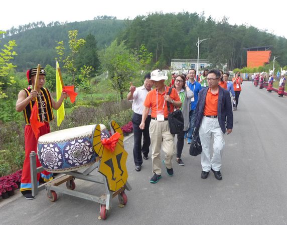  代表团到达贵州盛华职业学院受到当地学生热烈欢迎