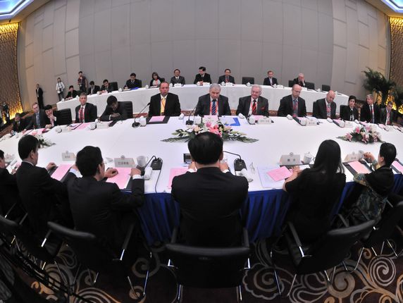 吉林省省委书记王儒林、省长巴音朝鲁会见出席论坛的主要外宾