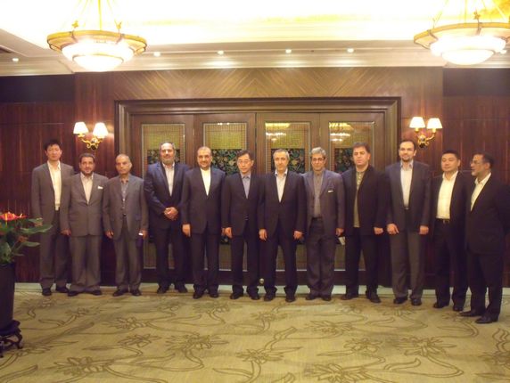 代表团与上海市友协常务副会长汪小澍合影