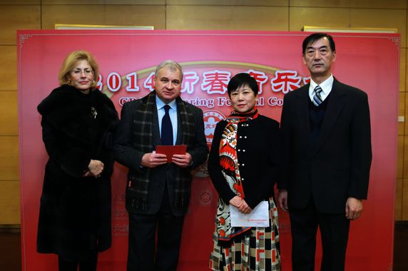 李小林会长、李建平会长与俄罗斯大使夫妇在剧场前厅合影
