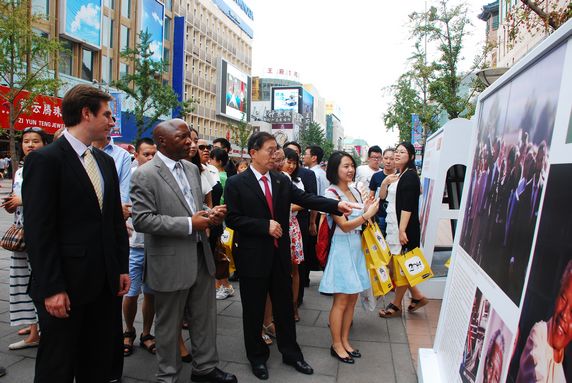 冯佐库副会长与兰加大使一同参观展览