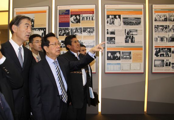 开幕式前李建平副会长陪同陈昌智副委员长参观展览