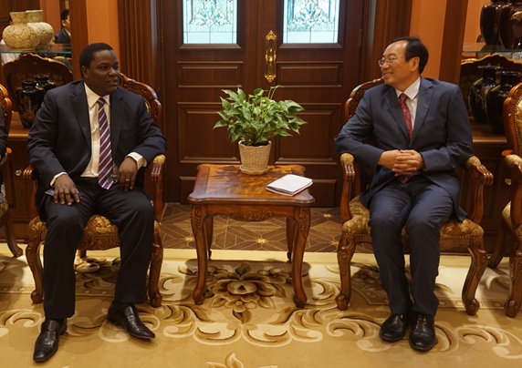 宋会长会见贝宁国会议员、前公共工程和交通部长阿凯