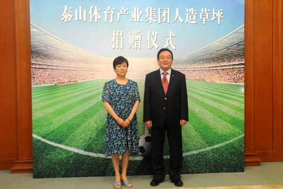 李小林会长（左一）出席捐赠仪式