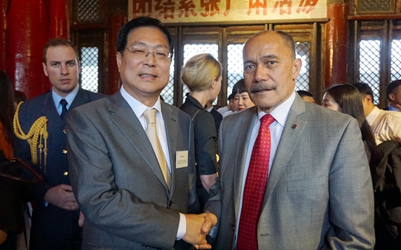 谢元副会长与总督合影