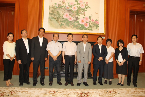 户思社副会长与来访客人合影