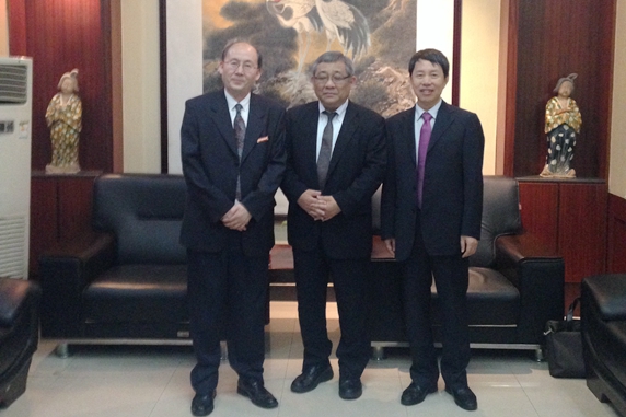 户思社副会长与两位校长合影