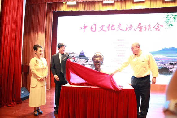 李希奎秘书长与雕塑家田跃民为中野良子雕塑揭幕