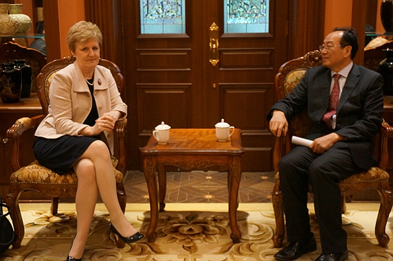 宋敬武会长会见英国龙比亚大学校长诺兰