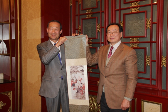 宋敬武副会长向大须贺副知事赠送纪念品