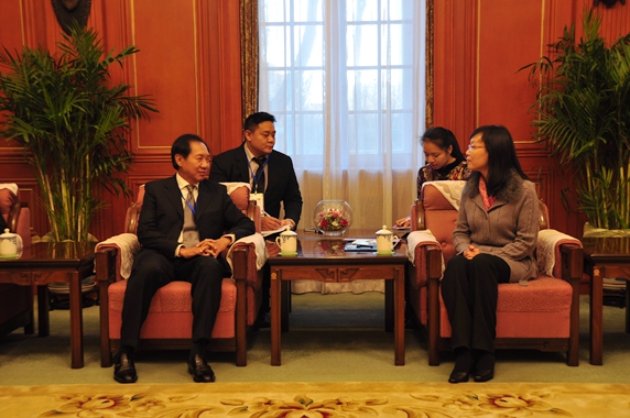 林怡副会长与颇钦·蓬拉军会谈