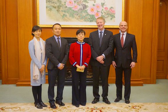 李小林会长会见美国职业橄榄球大联盟执行副总裁马克·沃勒（左二)