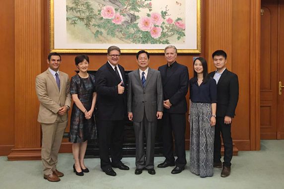 谢会长会见加州参议员赫茨伯格