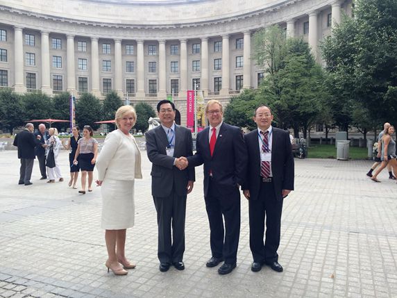 谢元副会长与美国国际姐妹城协会董事长比尔·博罗姆，主席兼CEO阚玛丽合影