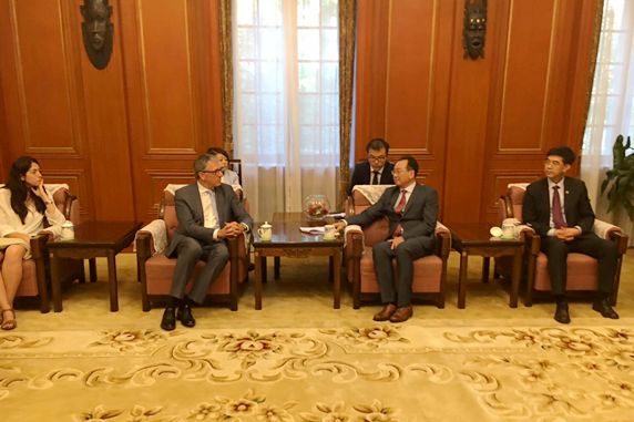 宋敬武副会长会见库尔茨市长