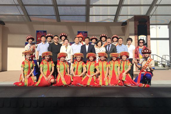 中美主办方与全体演职人员合影