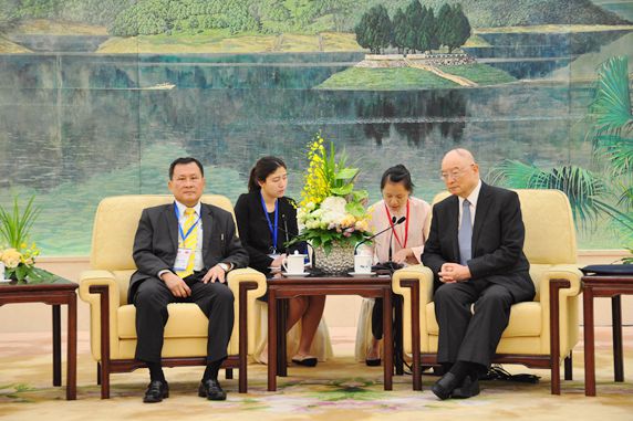 全国政协副主席陈元会见