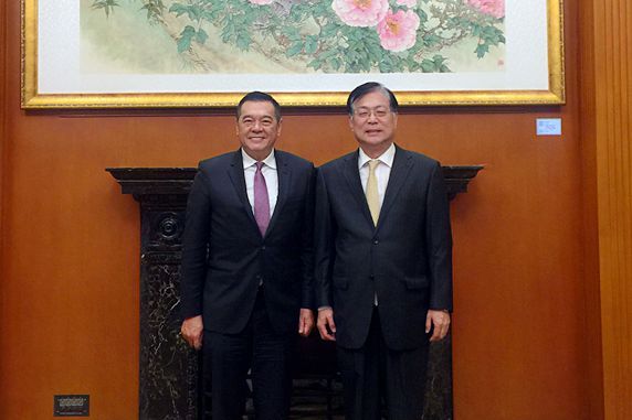 谢元副会长会见玫琳凯