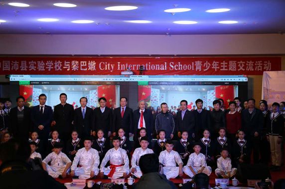 宋敬武副会长与学校师生合影