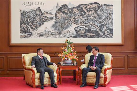 全国政协副主席马培华会见瓦努阿图驻华大使赖岳洋