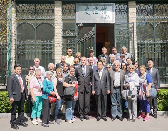谢元副会长与路易·艾黎亲友代表团及新西兰驻华大使麦康年在艾黎故居前合影