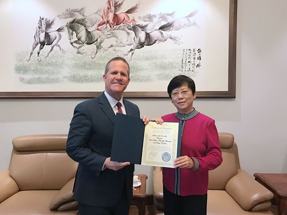 内华达副州长马克·哈钦森授予李小林会长荣誉状
