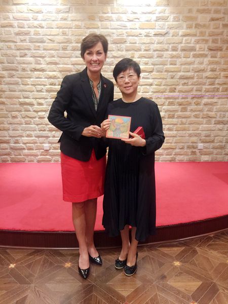 李小林会长与美国艾奥瓦州雷诺兹州长