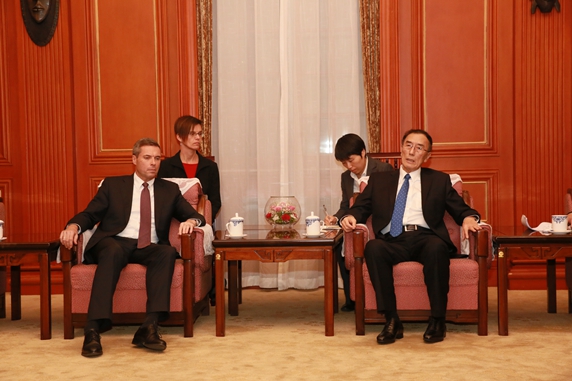 全国人大常委会副委员长向巴平措会见德国驻华大使柯慕贤